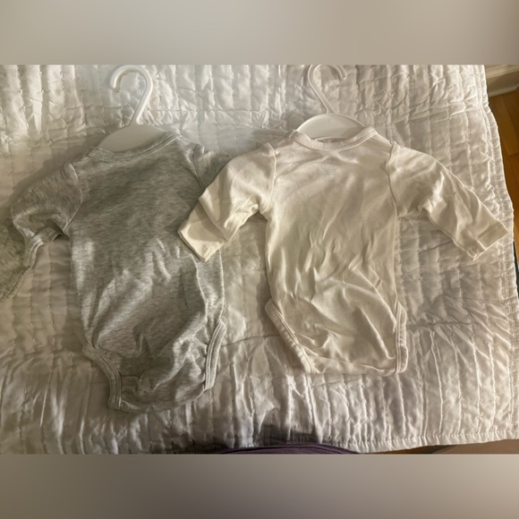 H&M Organic Cotton Baby Bodysuit Set – “I ❤️ Dad” & “I ❤️ Mom “ Newborn - Picture 6 of 6